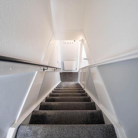 Gatwick Place - 4 Bed 2 Bath Self Contained House With Private Garden Horley Bagian luar foto