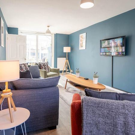 Gatwick Place - 4 Bed 2 Bath Self Contained House With Private Garden Horley Bagian luar foto