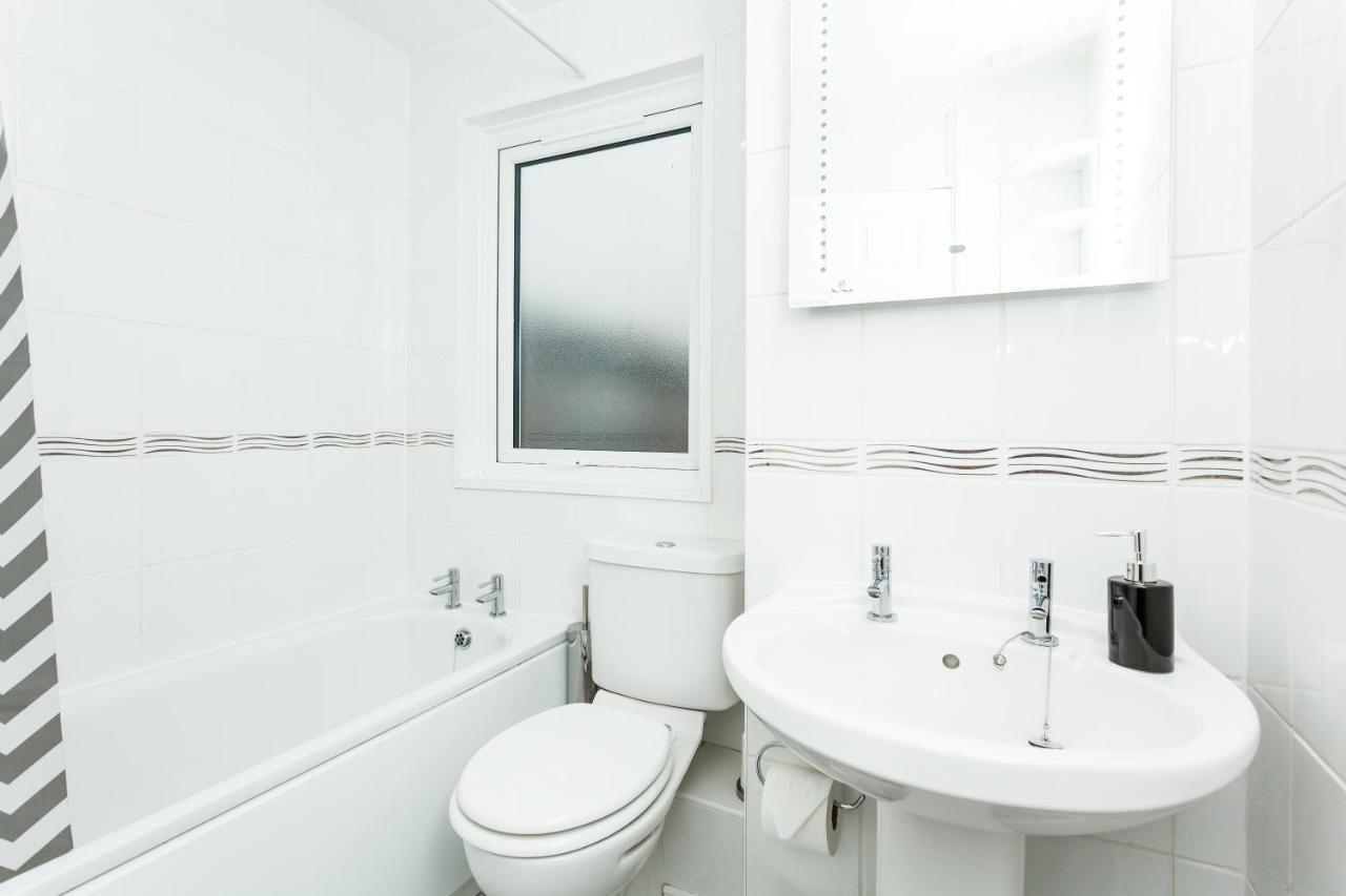 Gatwick Place - 4 Bed 2 Bath Self Contained House With Private Garden Horley Bagian luar foto