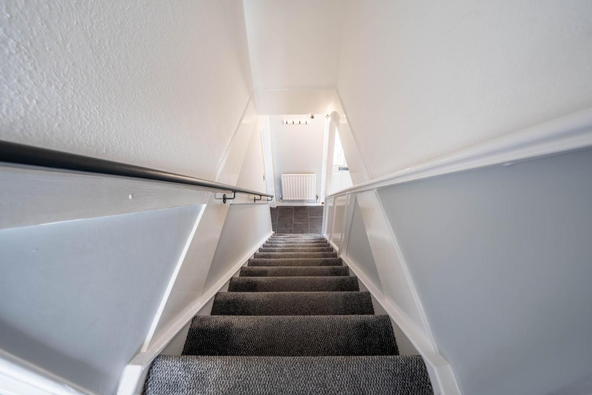 Gatwick Place - 4 Bed 2 Bath Self Contained House With Private Garden Horley Bagian luar foto