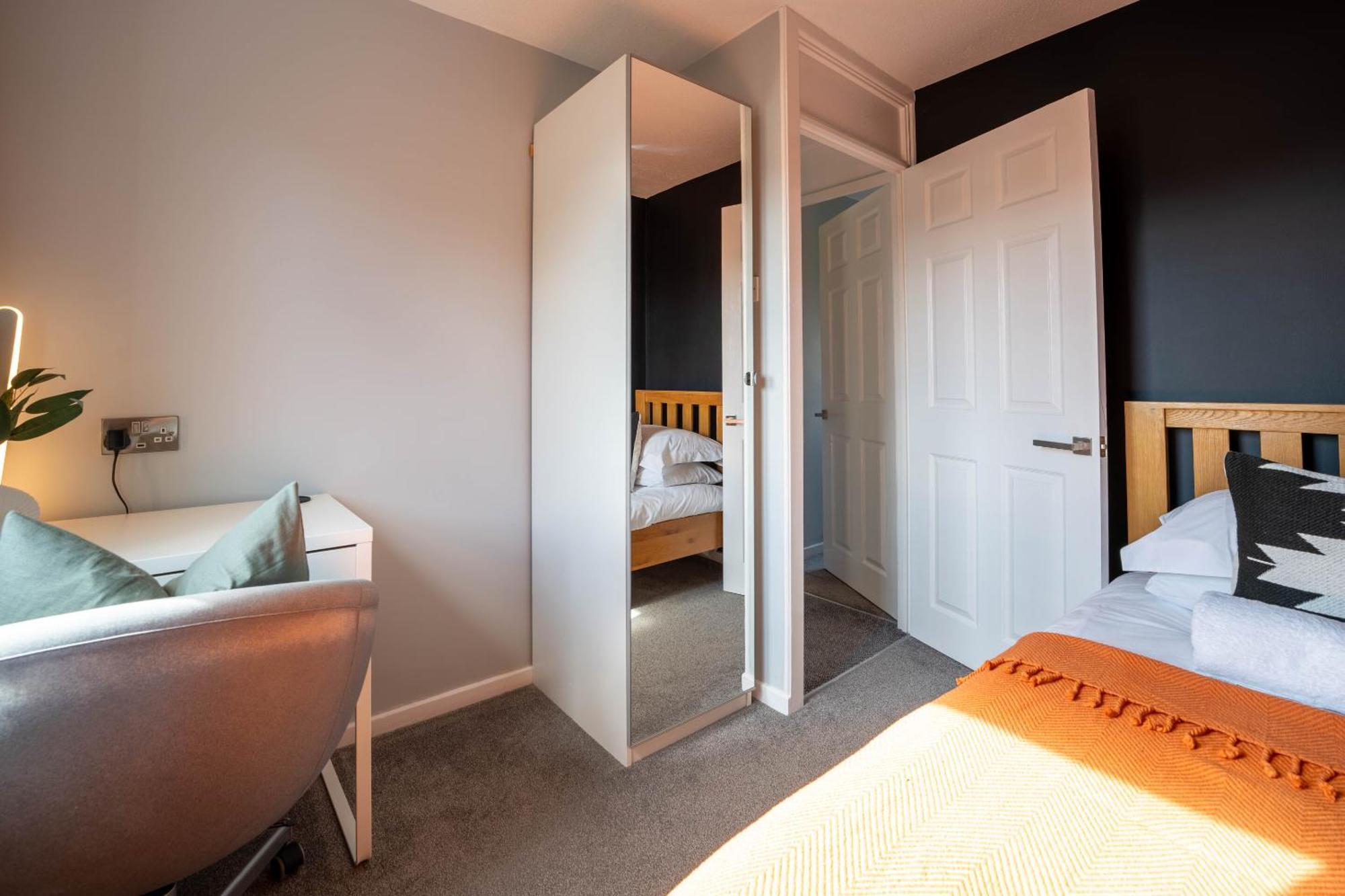 Gatwick Place - 4 Bed 2 Bath Self Contained House With Private Garden Horley Bagian luar foto
