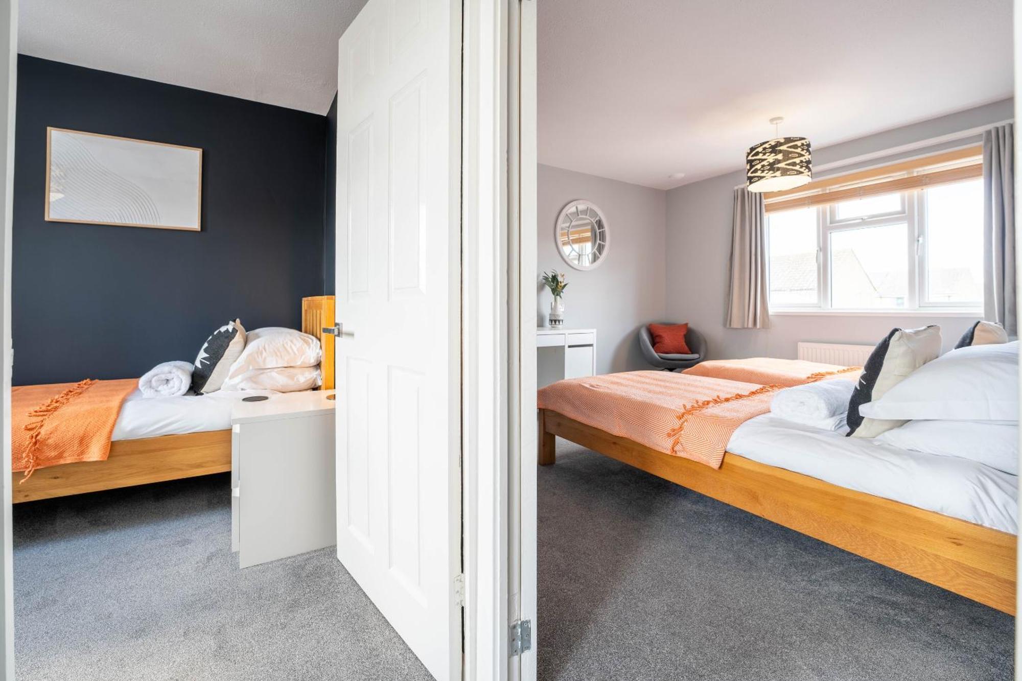 Gatwick Place - 4 Bed 2 Bath Self Contained House With Private Garden Horley Bagian luar foto