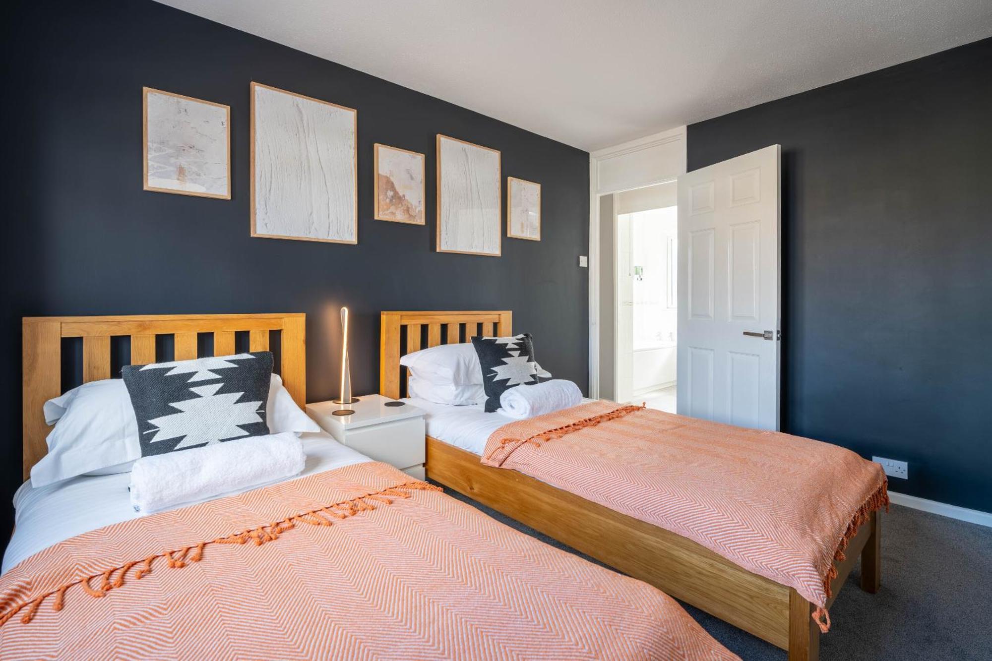 Gatwick Place - 4 Bed 2 Bath Self Contained House With Private Garden Horley Bagian luar foto