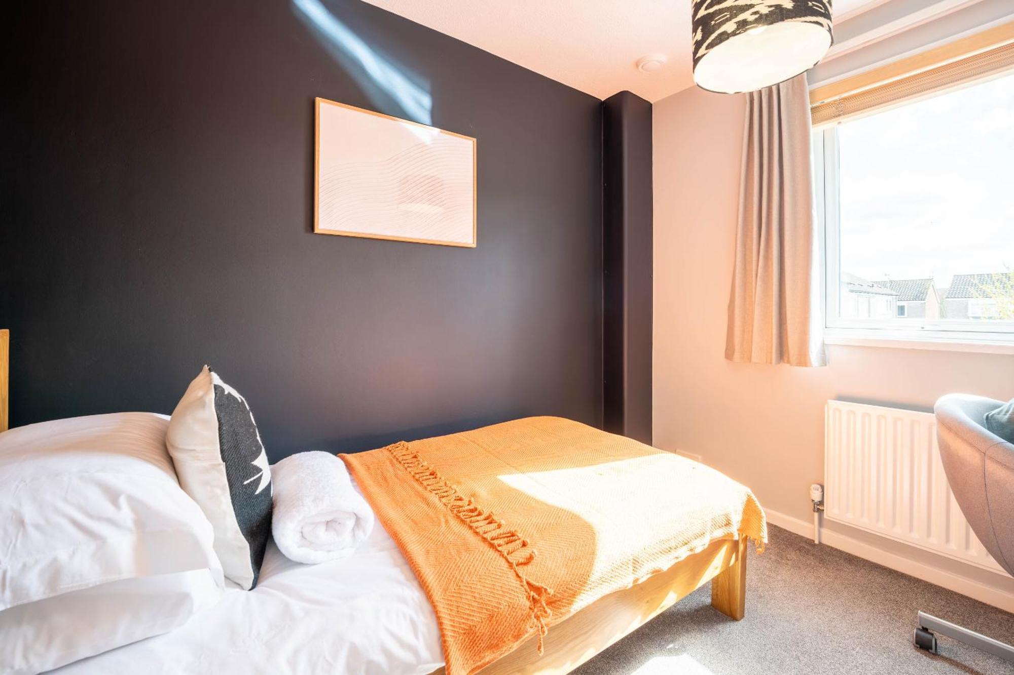 Gatwick Place - 4 Bed 2 Bath Self Contained House With Private Garden Horley Bagian luar foto