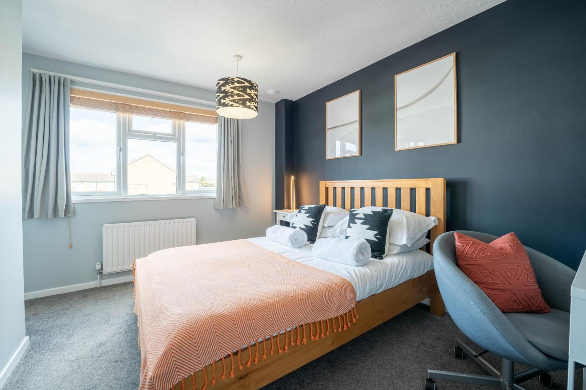 Gatwick Place - 4 Bed 2 Bath Self Contained House With Private Garden Horley Bagian luar foto