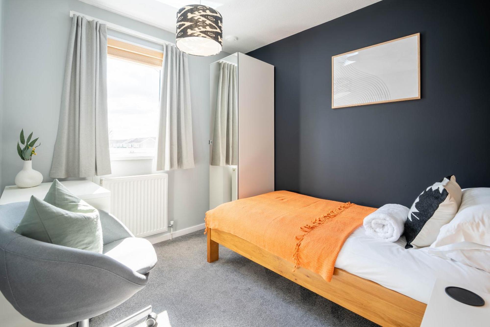 Gatwick Place - 4 Bed 2 Bath Self Contained House With Private Garden Horley Bagian luar foto