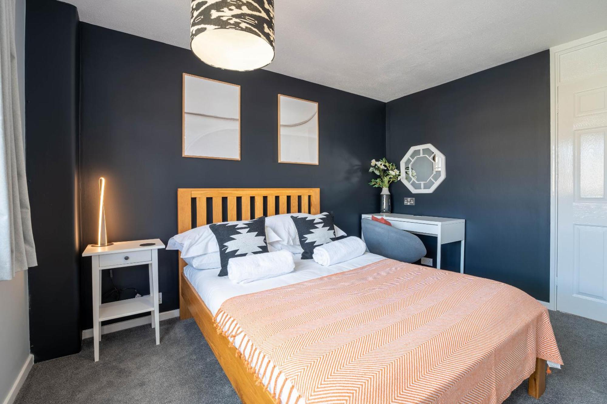 Gatwick Place - 4 Bed 2 Bath Self Contained House With Private Garden Horley Bagian luar foto