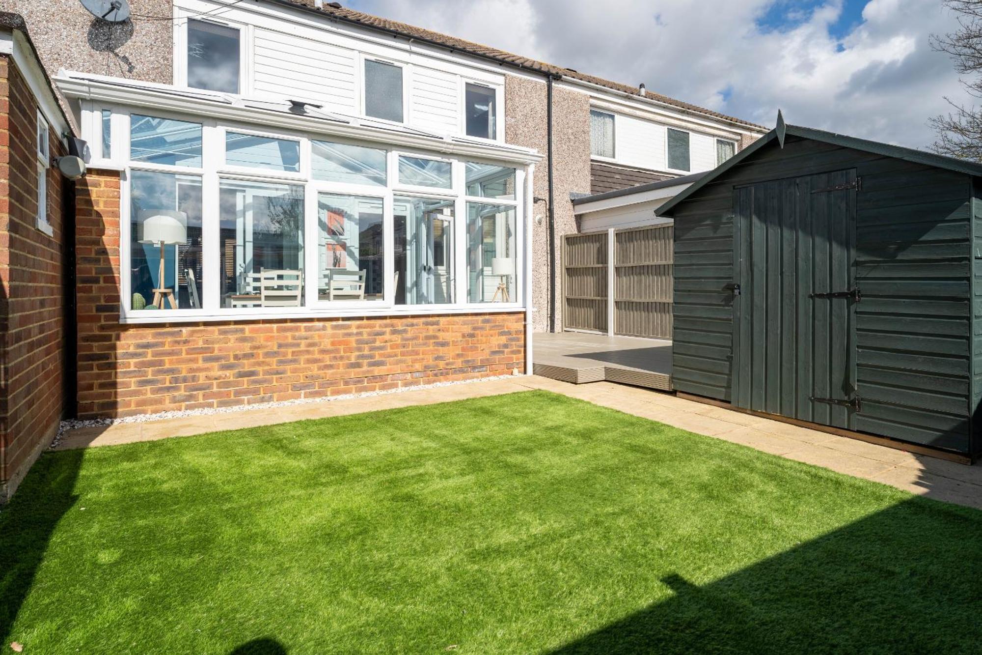 Gatwick Place - 4 Bed 2 Bath Self Contained House With Private Garden Horley Bagian luar foto