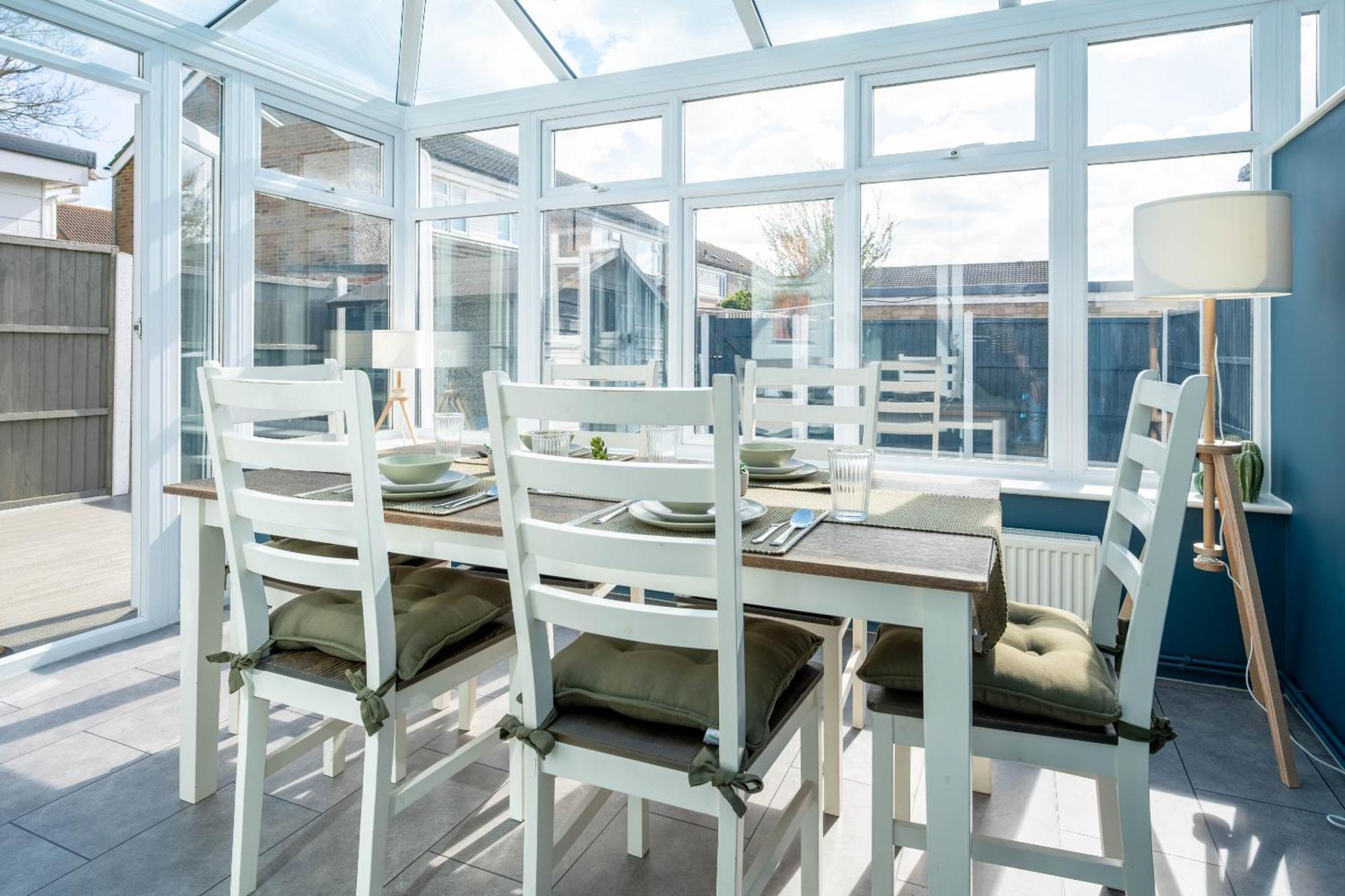 Gatwick Place - 4 Bed 2 Bath Self Contained House With Private Garden Horley Bagian luar foto
