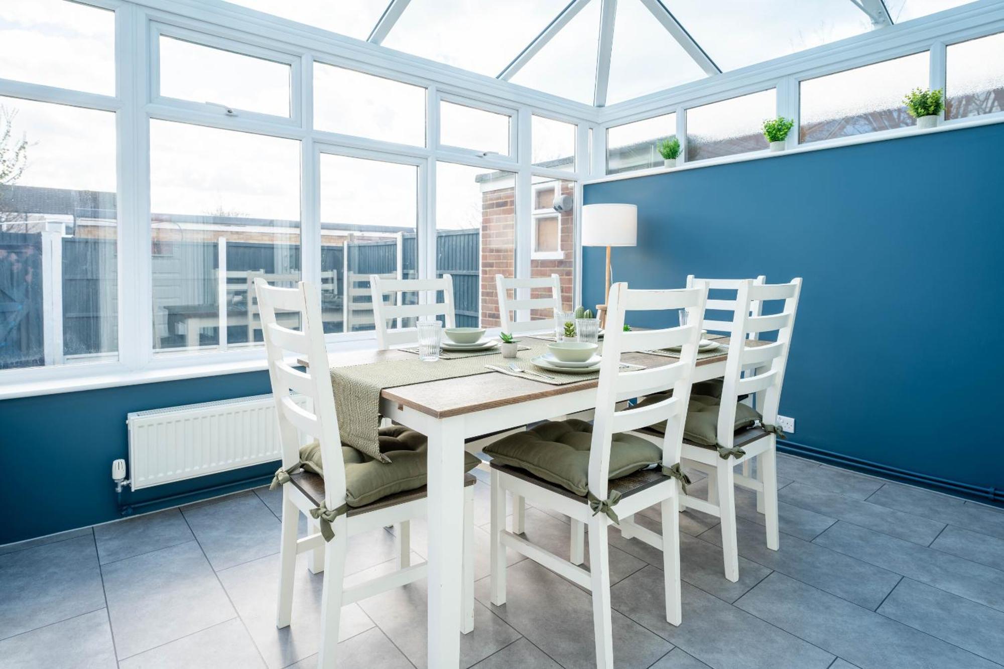 Gatwick Place - 4 Bed 2 Bath Self Contained House With Private Garden Horley Bagian luar foto