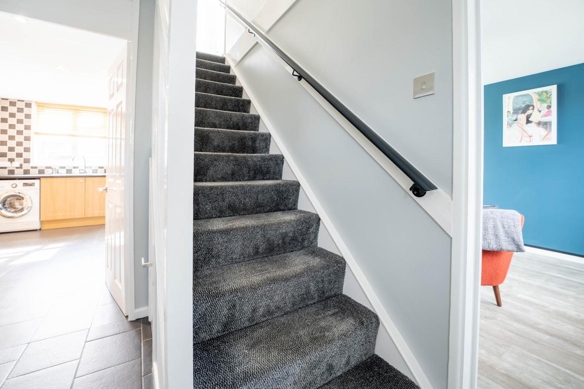 Gatwick Place - 4 Bed 2 Bath Self Contained House With Private Garden Horley Bagian luar foto