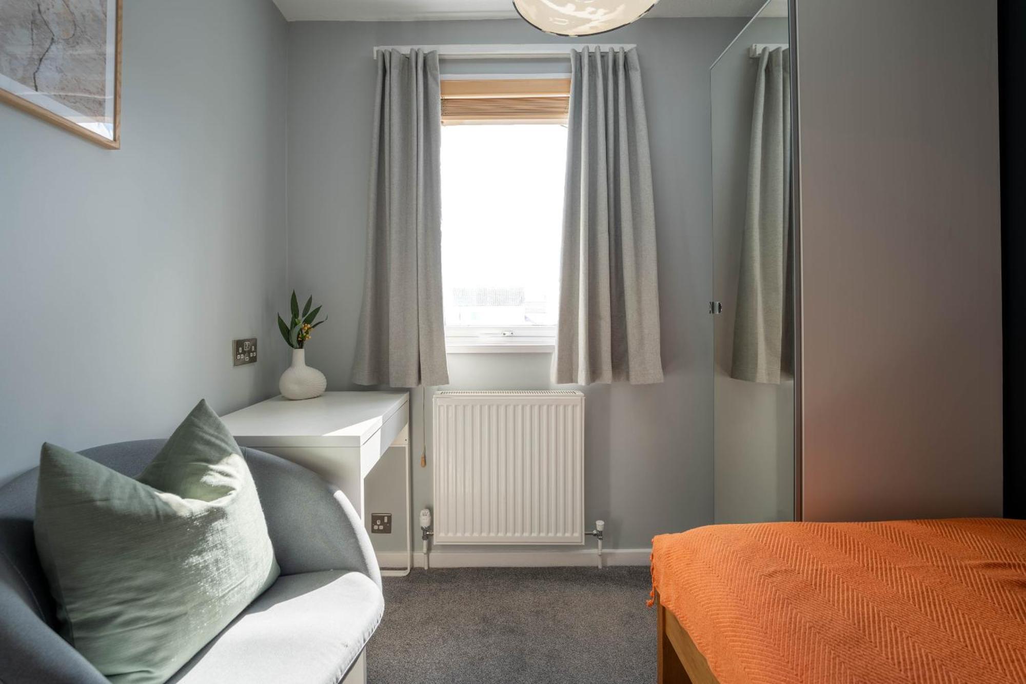 Gatwick Place - 4 Bed 2 Bath Self Contained House With Private Garden Horley Bagian luar foto