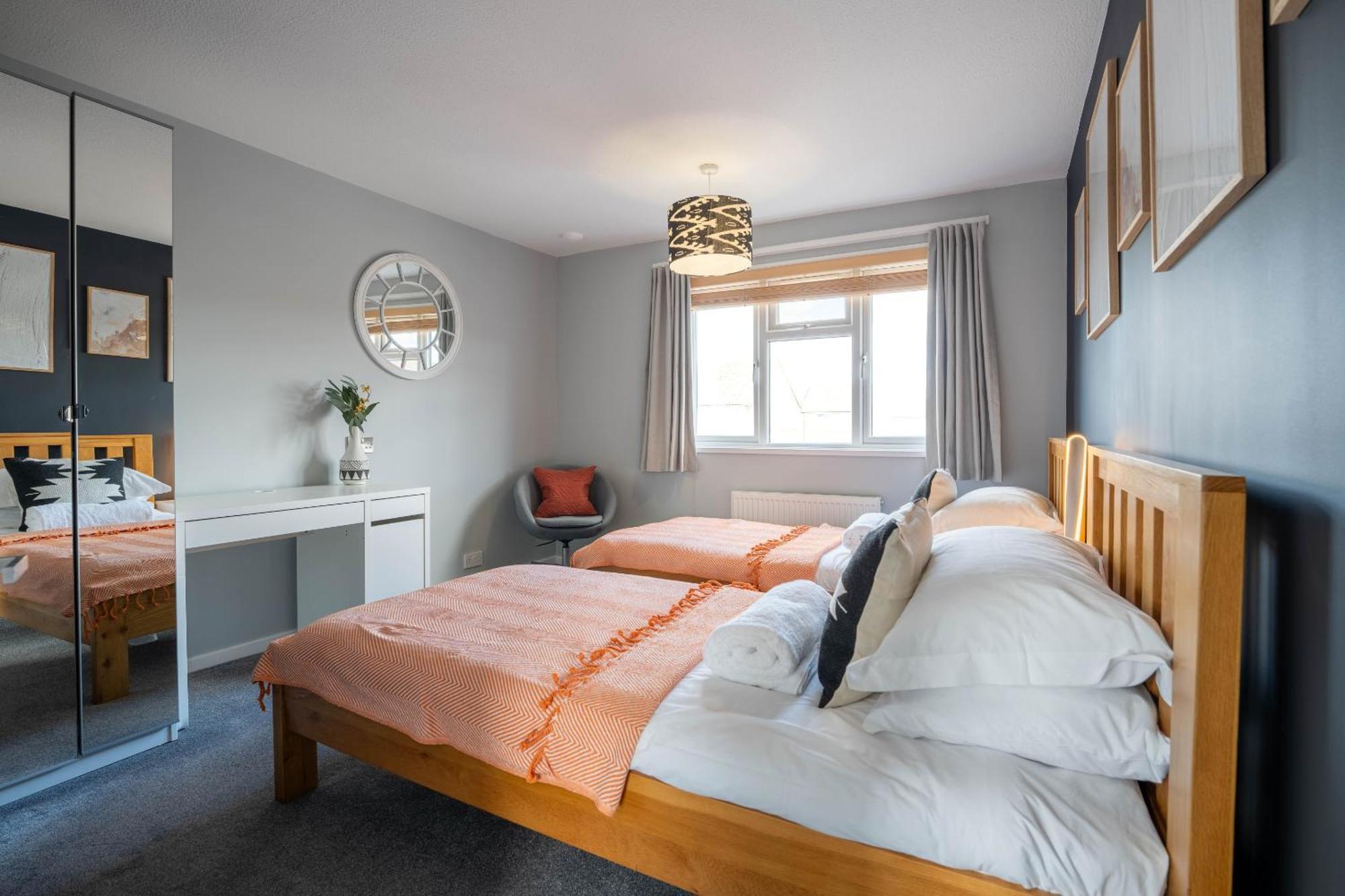 Gatwick Place - 4 Bed 2 Bath Self Contained House With Private Garden Horley Bagian luar foto